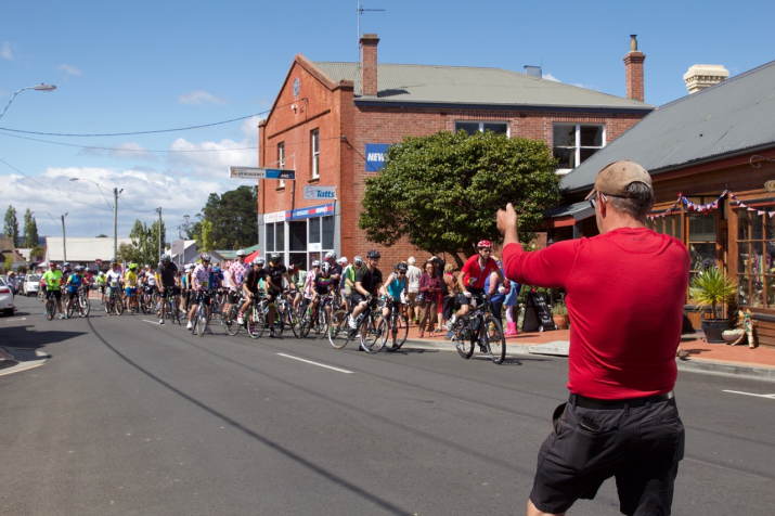 Neighbours of Fish Farming ... and the Le Tour de Cygnet ... 12 Neighbours of Fish Farming ... and the Le Tour de Cygnet ... 4