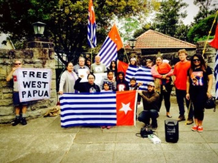 Photos of the rally outside Kirribilli House (Sydney home of Prime Minister Abbott) 1