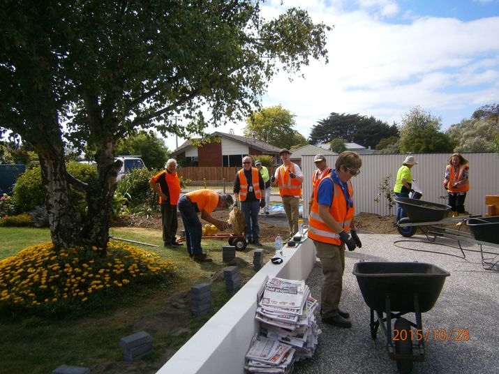 VOLUNTEERS DOING THE HARD YARDS! 1