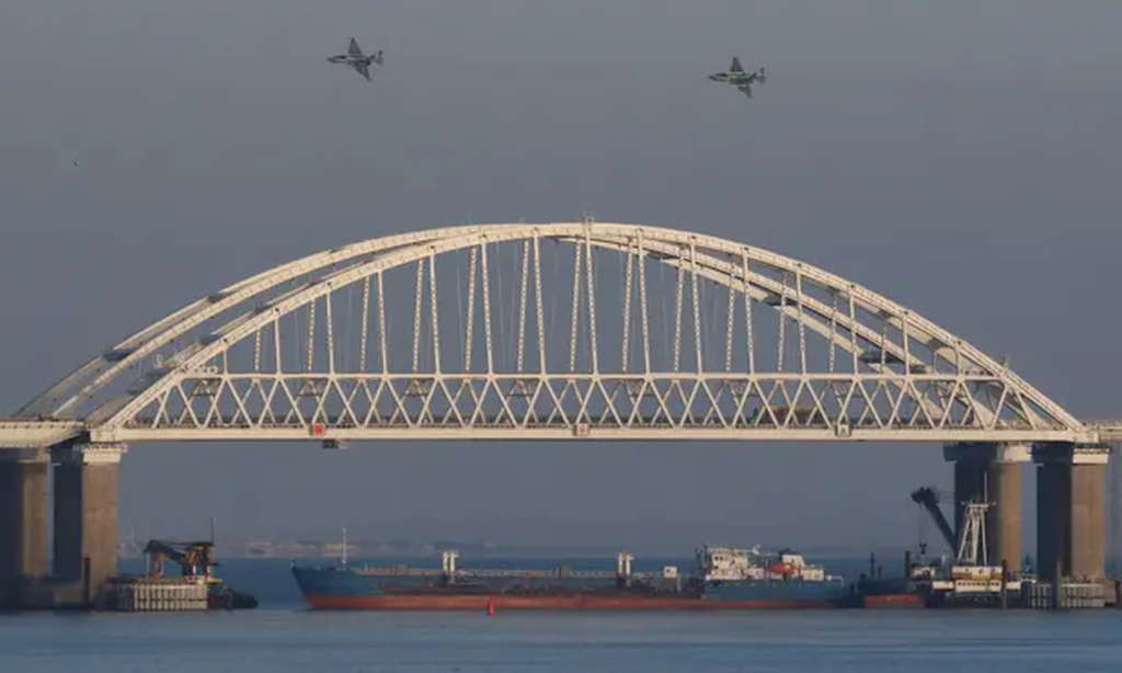 Ukraine president proposes martial law after Russia's ship seizure 1