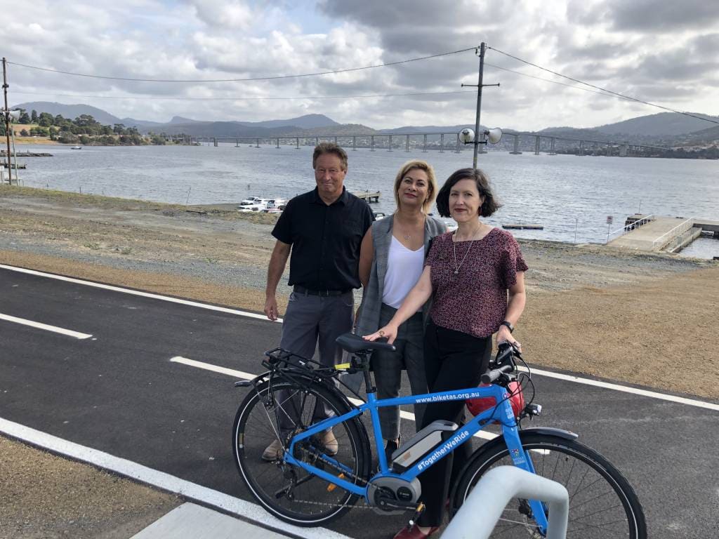 Cycleway links Regatta and wooden boat festival 1