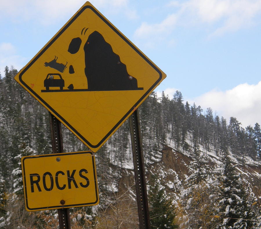 Warning rocky. Надпись rockfall. Дорожный знак падение камней. Надпись rockfall. Знак падение камней на дороге.