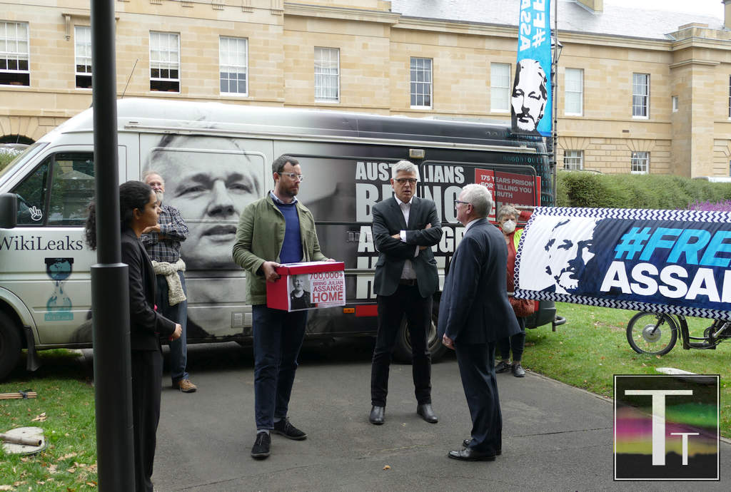 700K-signature Assange Petition to be Presented to Parliament 7 700K-signature Assange Petition to be Presented to Parliament 7