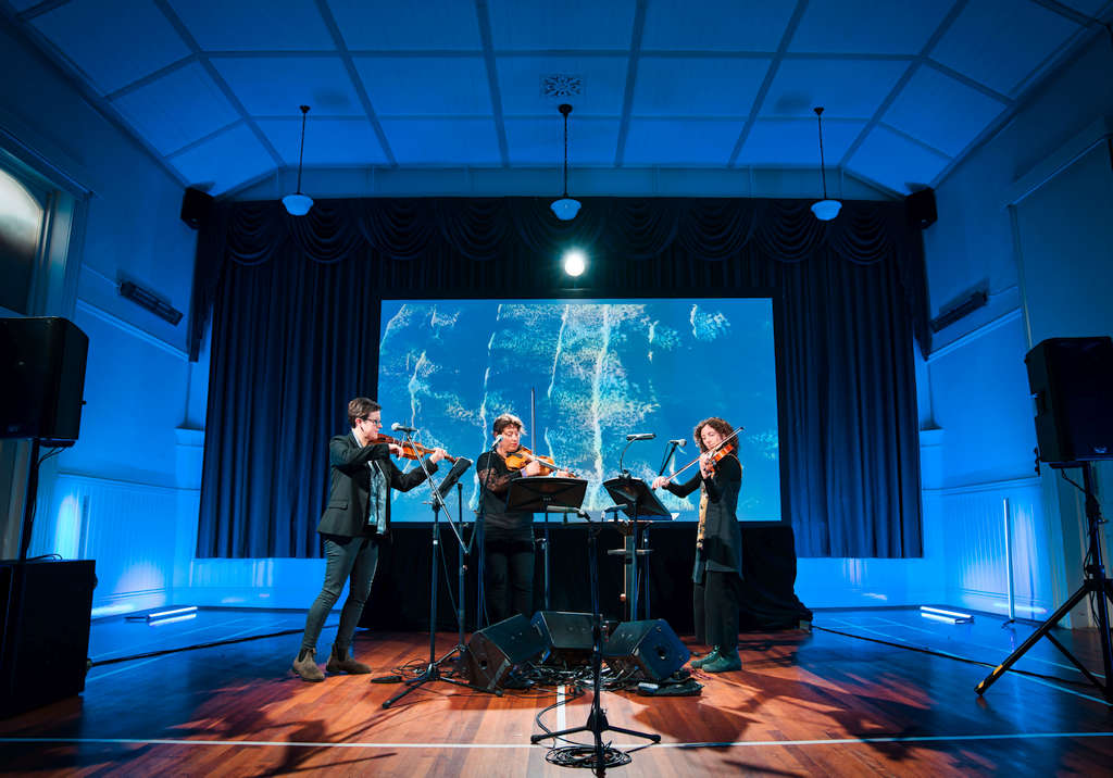 'Whispering Walls' on Tour 1