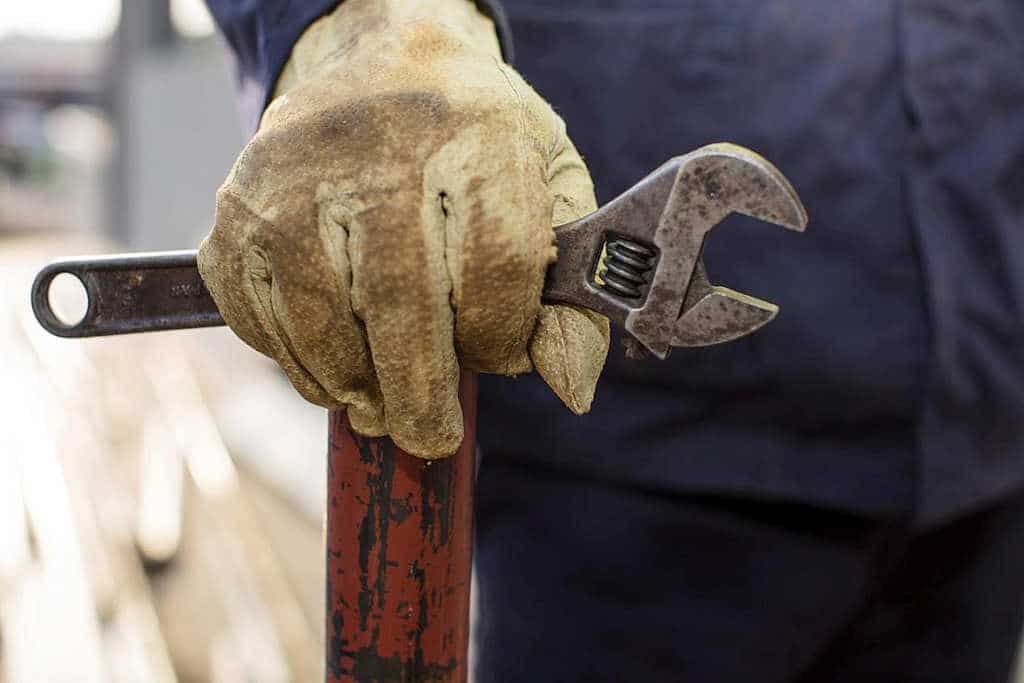 Be careful with dodgy plumbers; avoid being overcharged or intimidated 3 Be careful with dodgy plumbers; avoid being overcharged or intimidated 3