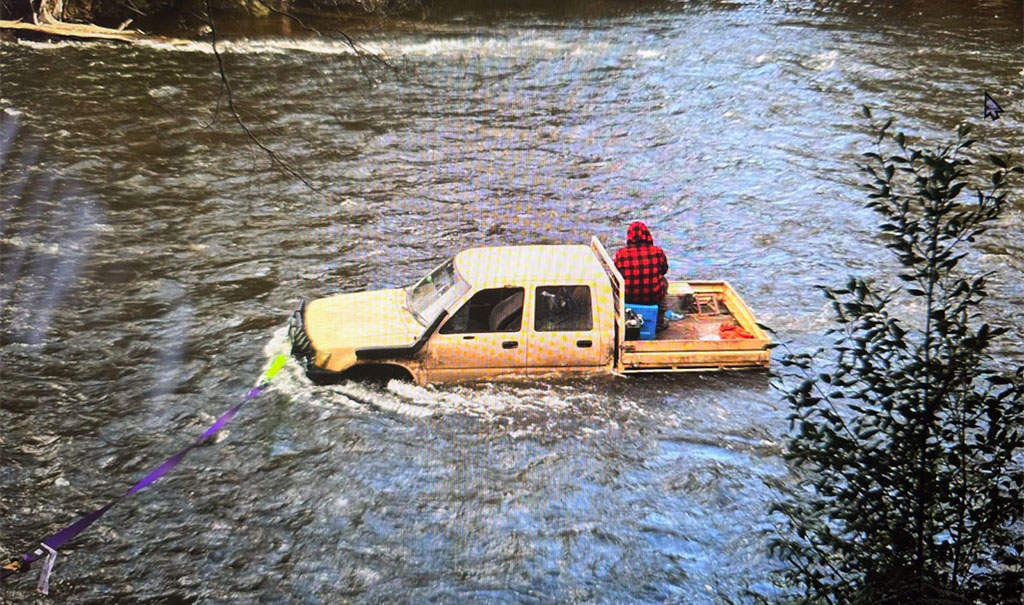 Man Clinging to Ute Rescued from Arthur River 1